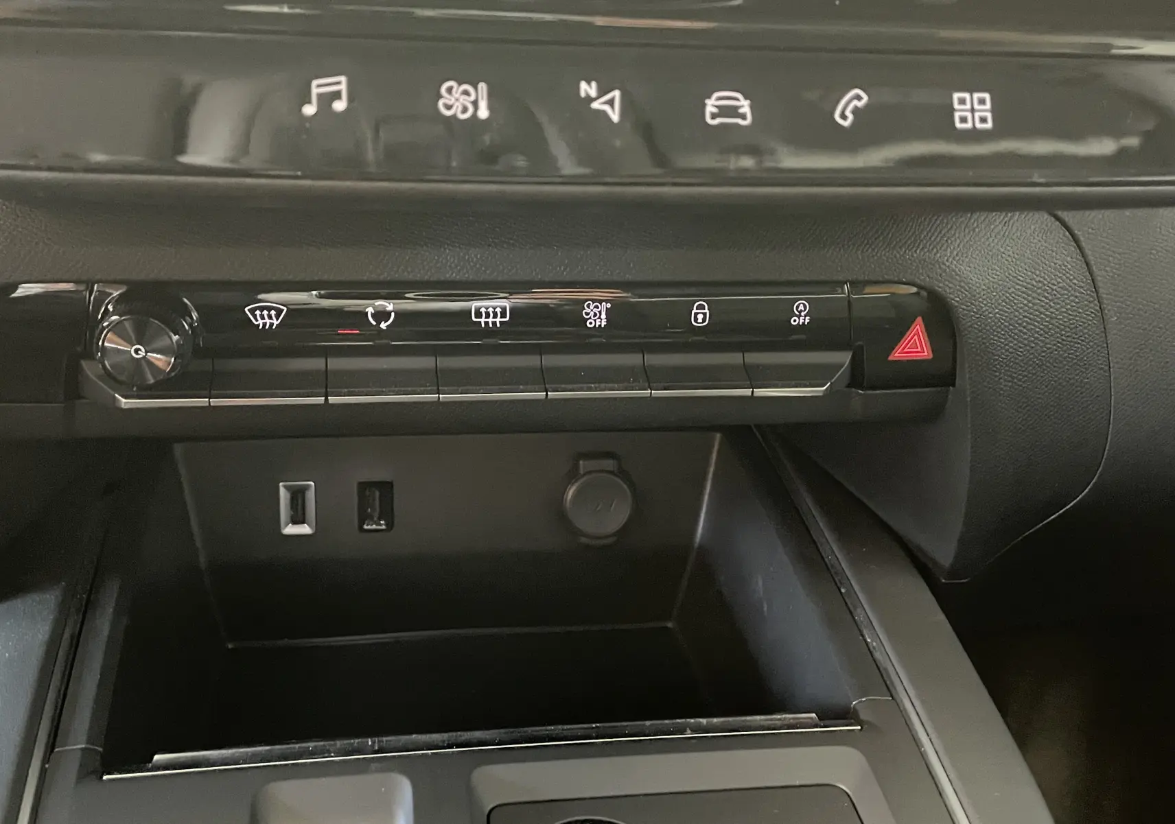 Gros plan sur la console centrale noire du Citroën C5 Aircross Hybride 2025, avec commandes tactiles et ports USB visibles.
