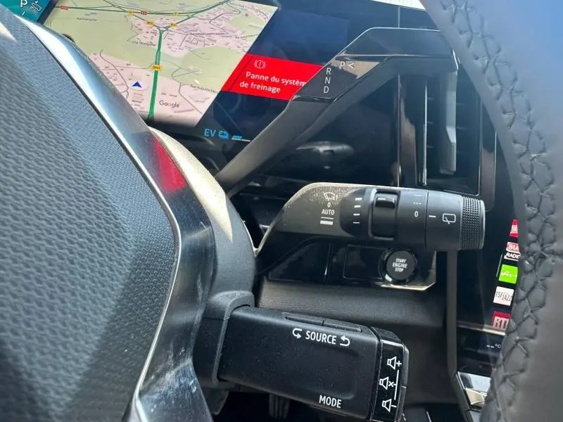 Gros plan sur la commande des essuie-glaces et le levier multifonction du Renault Austral 2025, intérieur noir avec écran tactile.