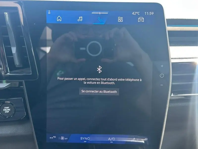 Écran tactile central du tableau de bord du Renault Austral 2025 avec interface Bluetooth affichée.