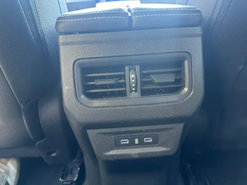 Vue rapprochée de la console arrière noire du Renault Austral 2025 avec bouches d’aération et ports USB-C.
