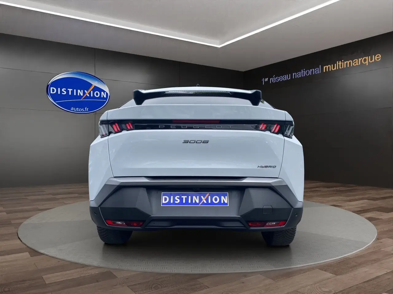 Vue arrière du Peugeot 3008 blanc Okenite 2024 avec feux LED et logo hybride visible sur le coffre.