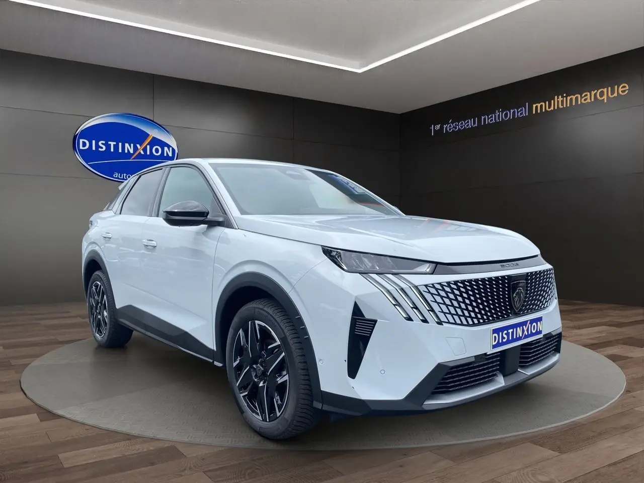 Peugeot 3008 blanc Okenite en 3/4 avant droit, avec calandre distinctive et jantes noires brillantes.