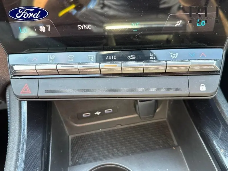 Panneau de commandes climatisation et connectiques USB dans l'habitacle du Renault Austral noir étoilé, vue frontale rapprochée.