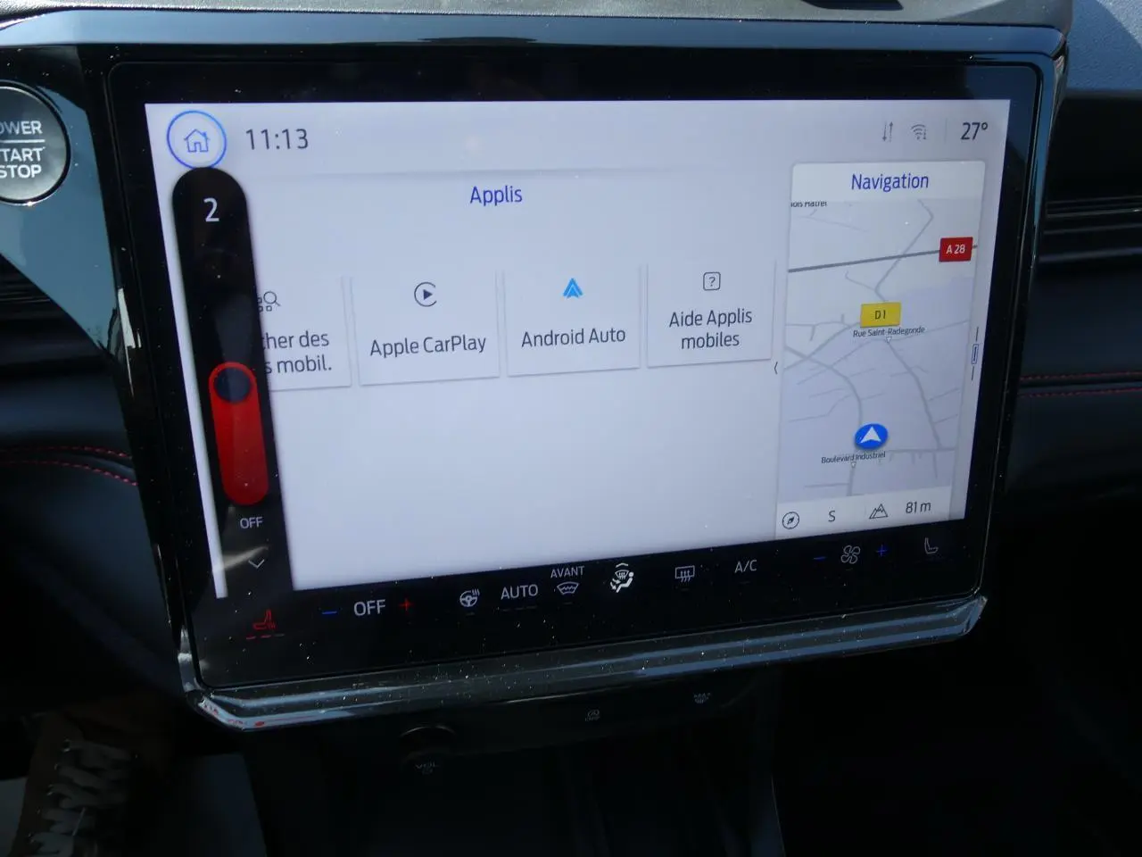 Écran tactile central du Ford Puma 2025 montrant les applications Apple CarPlay et Android Auto avec navigation active.