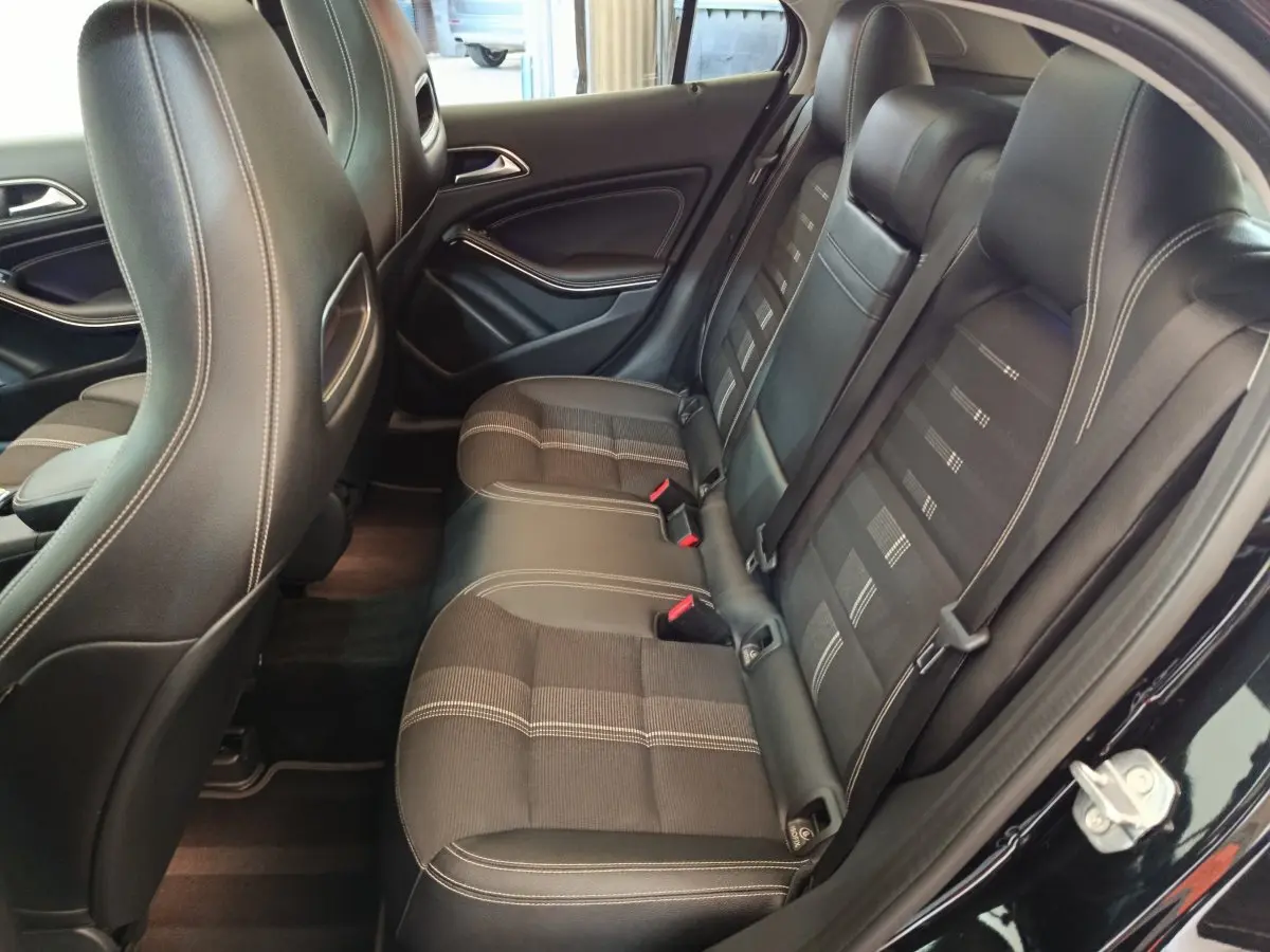 Vue intérieure côté droit des sièges arrière noirs en cuir et tissu du Mercedes GLA 220 d Business Exec 2018.