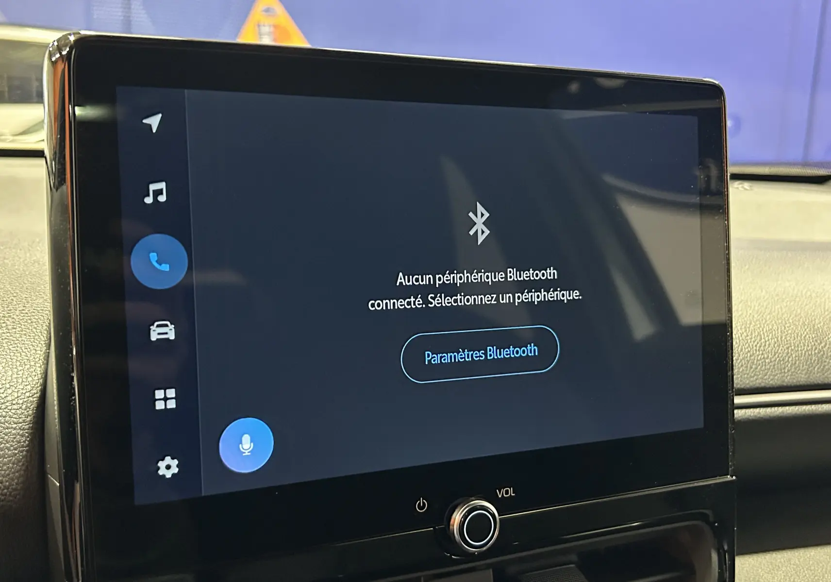 Écran tactile central de la Toyota Yaris Cross 2025 affichant le menu Bluetooth, intérieur noir et moderne.