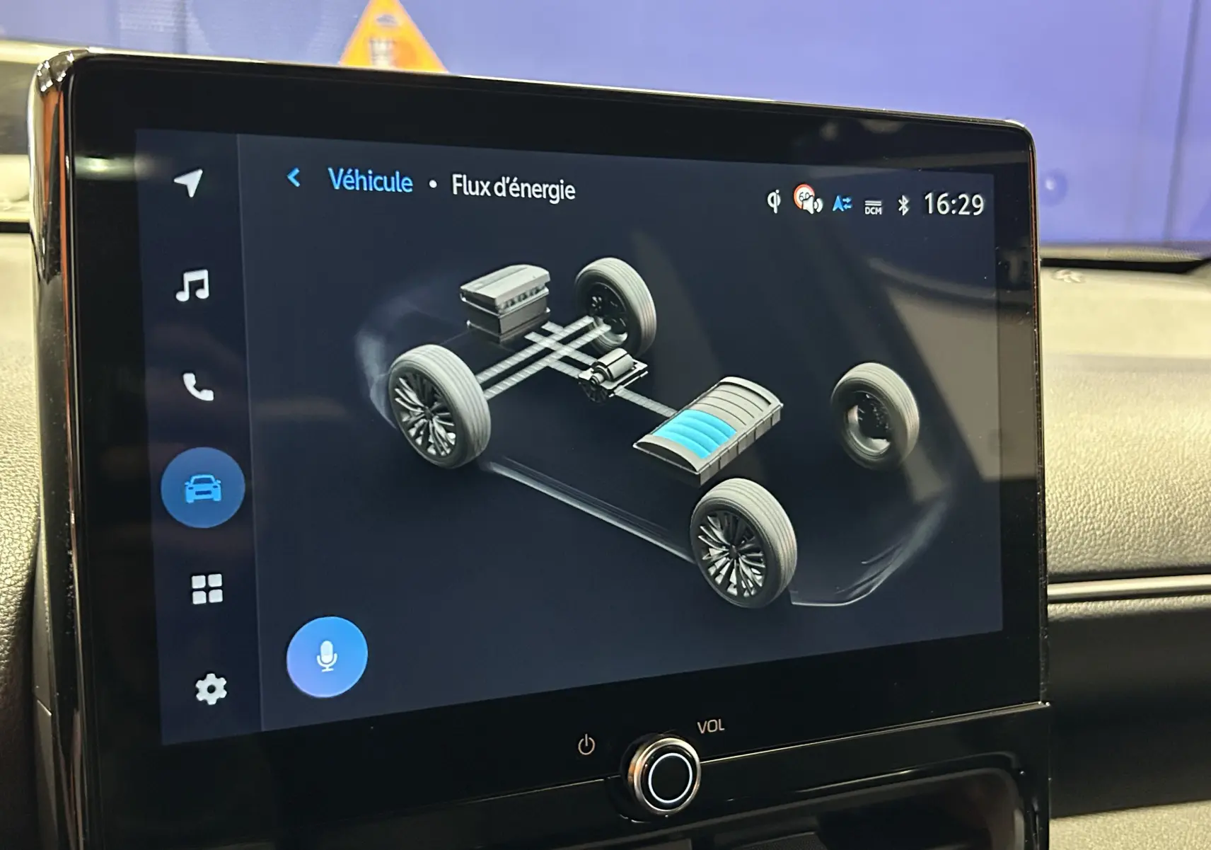 Écran tactile intérieur montrant le flux d'énergie hybride du Toyota Yaris Cross blanc, version 130 DESIGN MY25.
