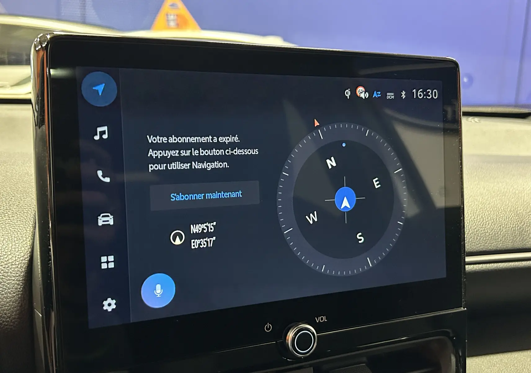 Écran tactile central de la Toyota Yaris Cross 130 Design blanc, affichant une boussole et un message d'abonnement expiré.