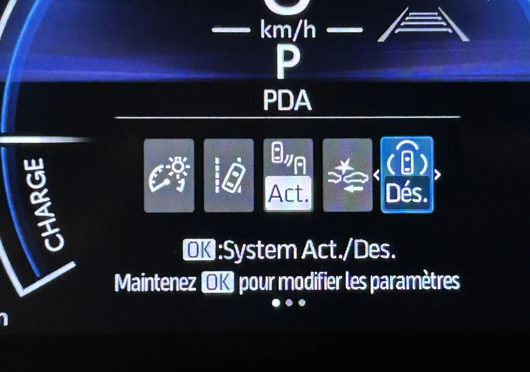 Affichage du tableau de bord numérique du Toyota Yaris Cross blanc 2025, montrant les options d’aide à la conduite activées et désactivées.