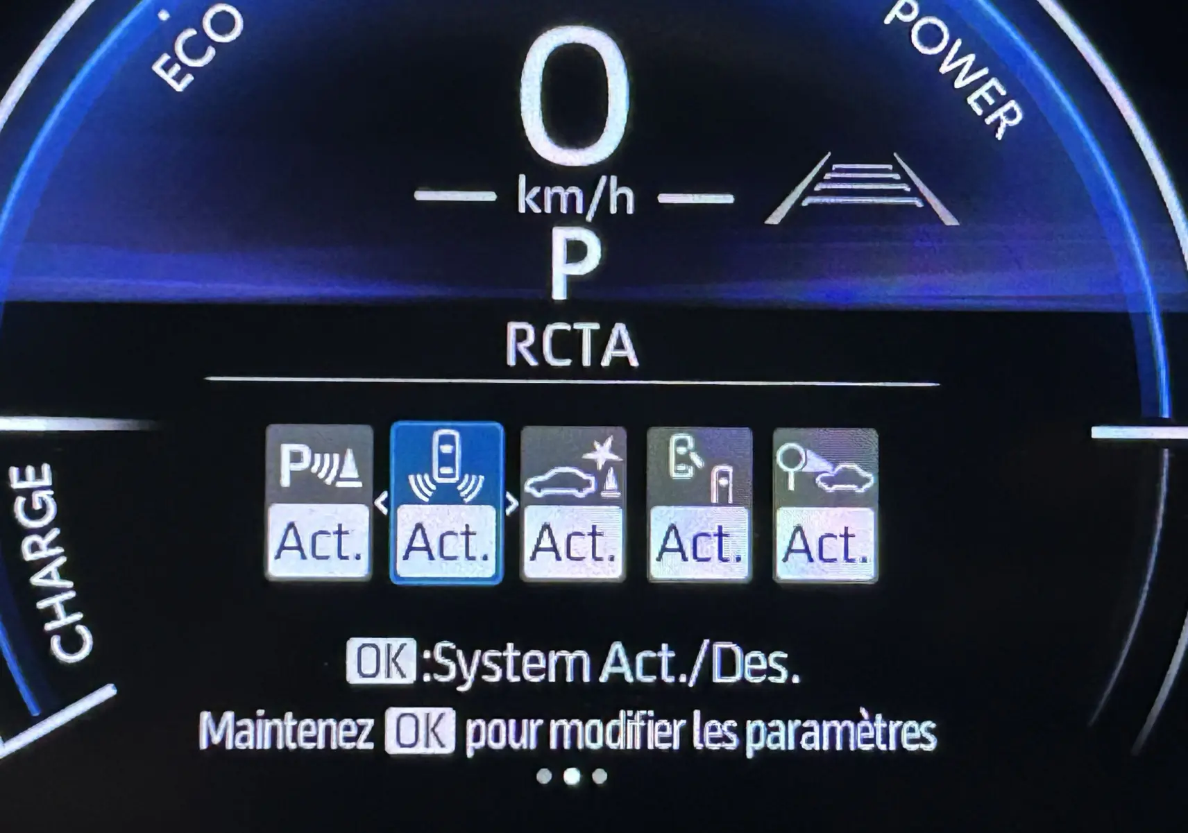 Tableau de bord numérique de Toyota Yaris Cross 130 Design blanc, affichant les aides à la conduite activées.