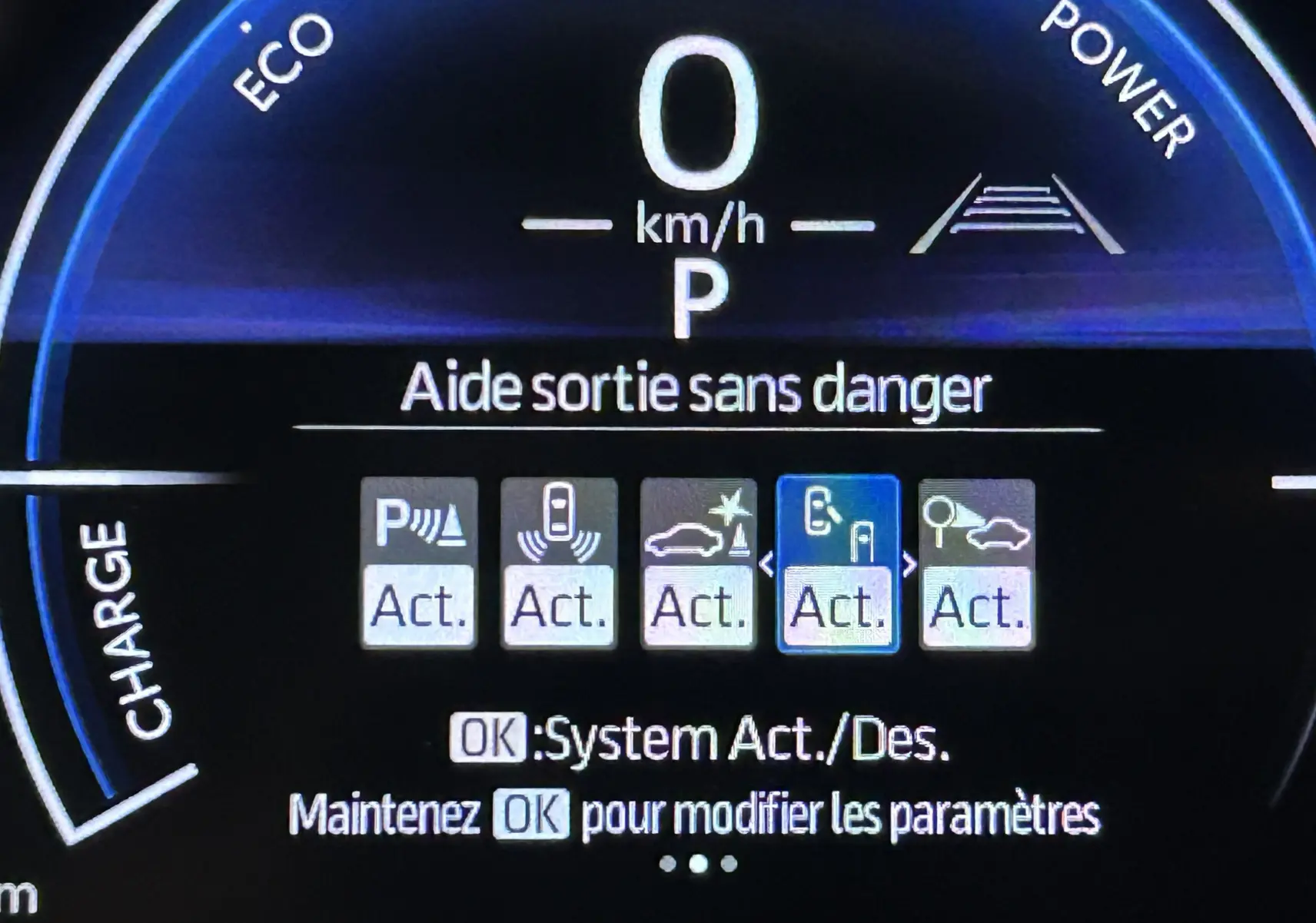 Tableau de bord numérique de la Toyota Yaris Cross 130 Design blanc, affichant l'aide sortie sans danger active.