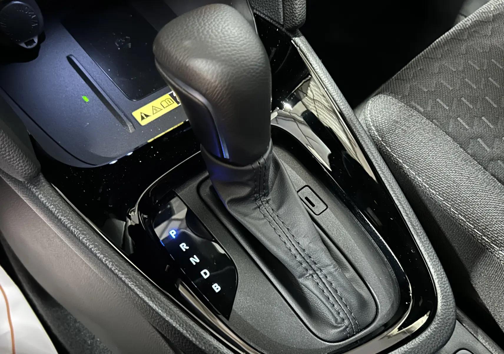 Le levier de vitesses automatique noir de la Toyota Yaris Cross 130 Design, vue rapprochée de la console centrale.