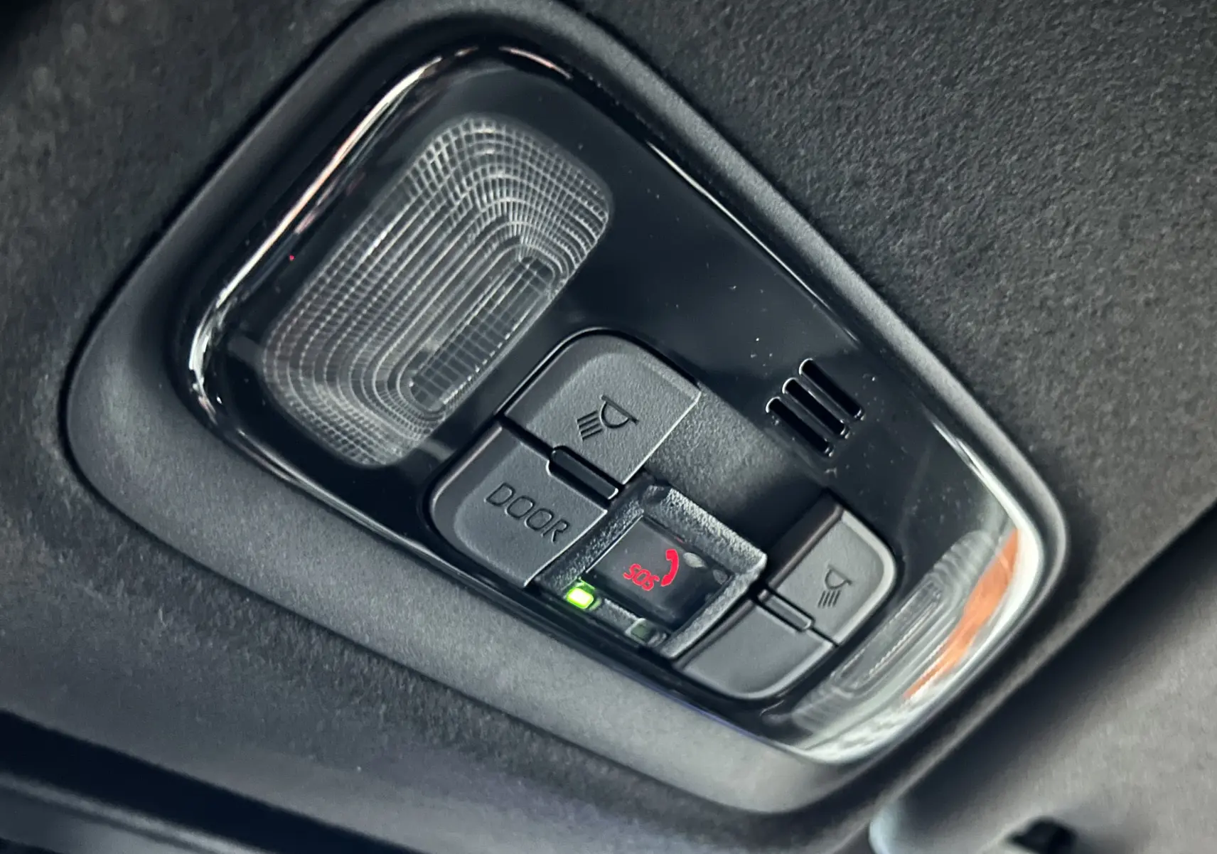 Plafonnier intérieur avec commandes d’éclairage et bouton SOS du Toyota Yaris Cross blanc hybride 2025.