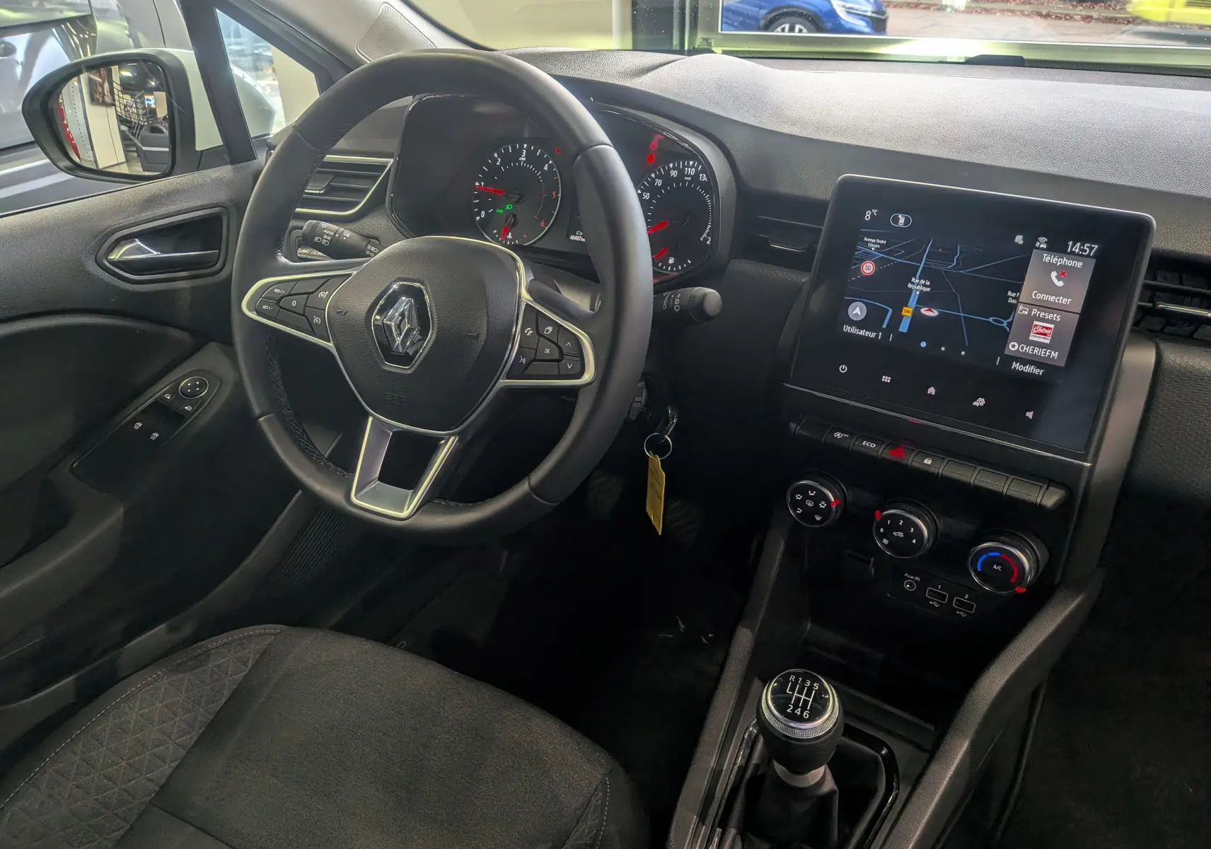 Vue intérieure côté conducteur de la Renault Clio V Blue dCi 100 Business 2021, volant multifonction et écran tactile visible.