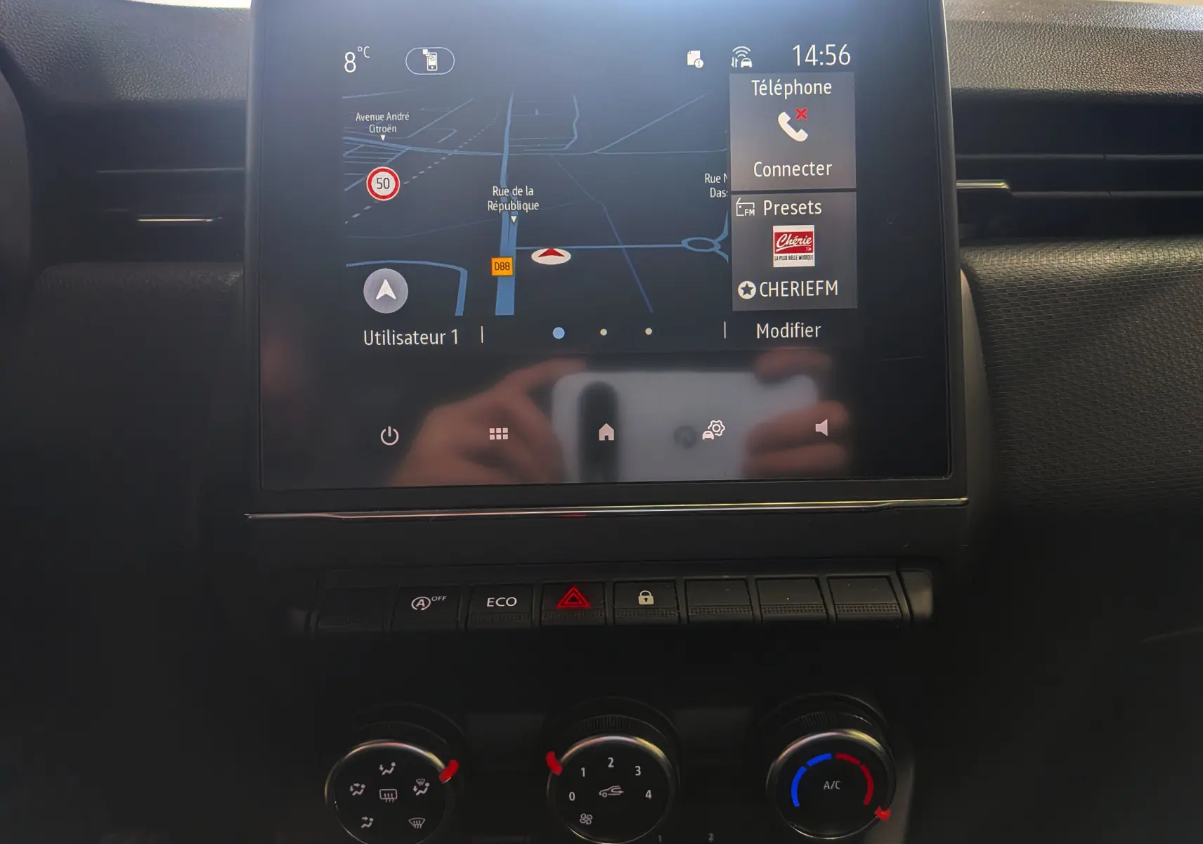 Écran tactile central avec navigation et commandes climatisation dans l'habitacle d'une Renault Clio V Blanc Glacier 2021.