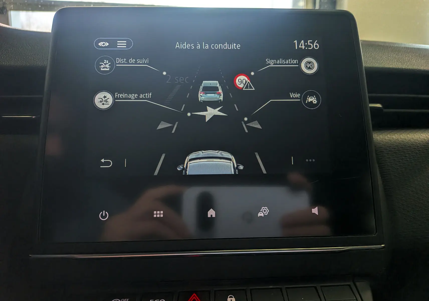 Écran tactile intérieur de Renault Clio V blanc montrant les aides à la conduite avec freinage actif et signalisation à 14h56