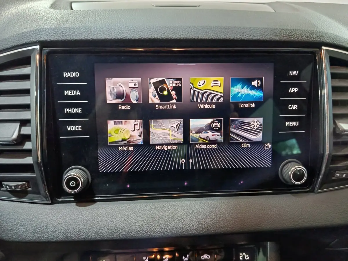 Écran tactile central du tableau de bord du Skoda Karoq 2024 affichant les menus multimédia et navigation.