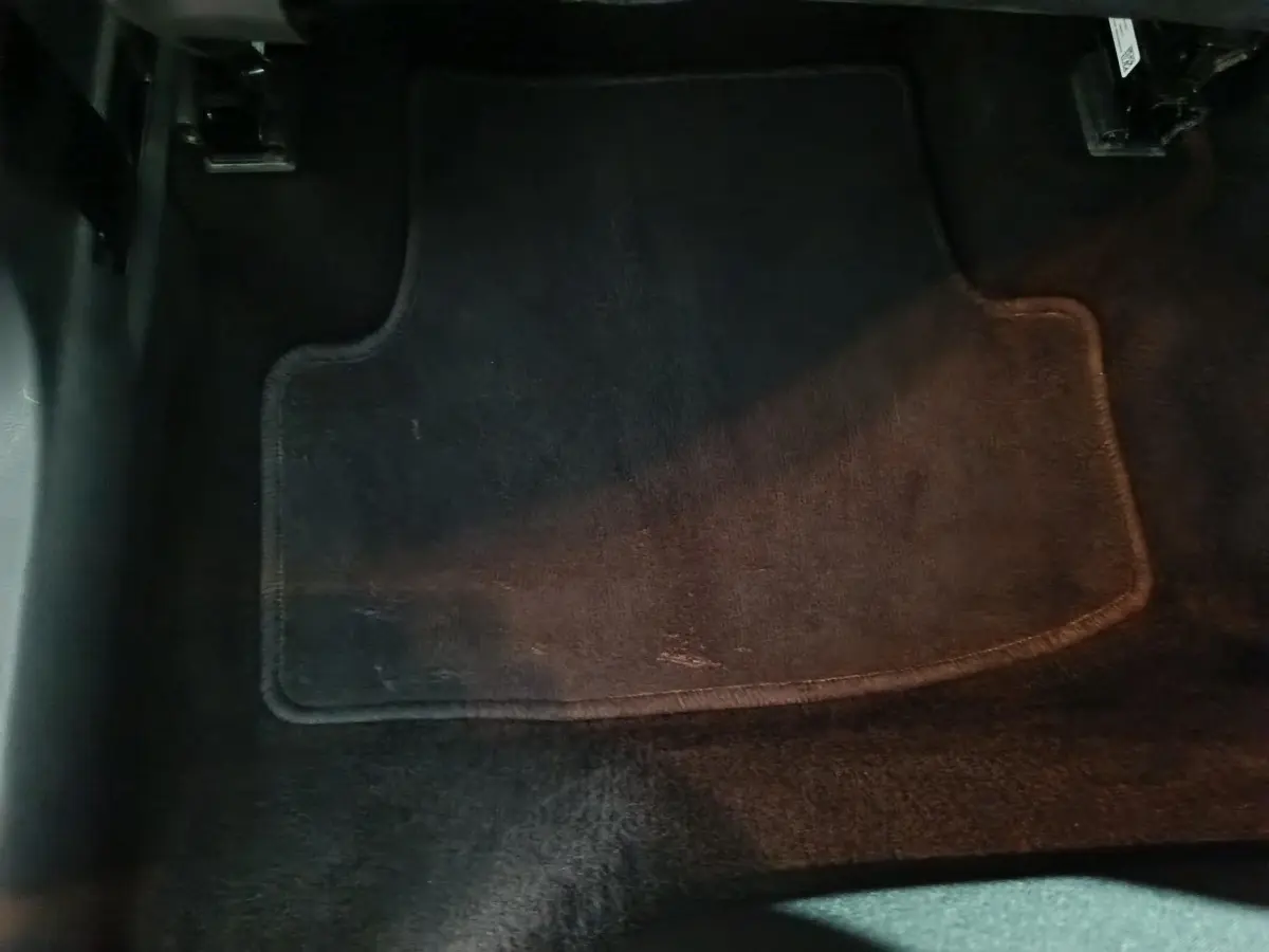 Tapis de sol noir vu de dessus dans l'habitacle du SKODA KAROQ 2.0 TDI 116ch Selection 2024