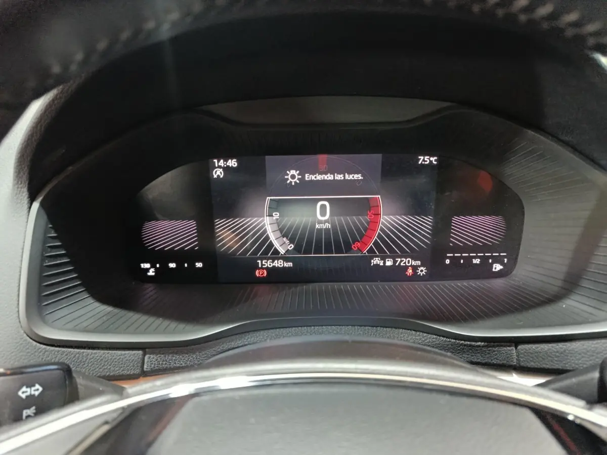 Affichage numérique du combiné d'instruments du Skoda Karoq 2024, vue frontale avec vitesse à 0 km/h et température extérieure.