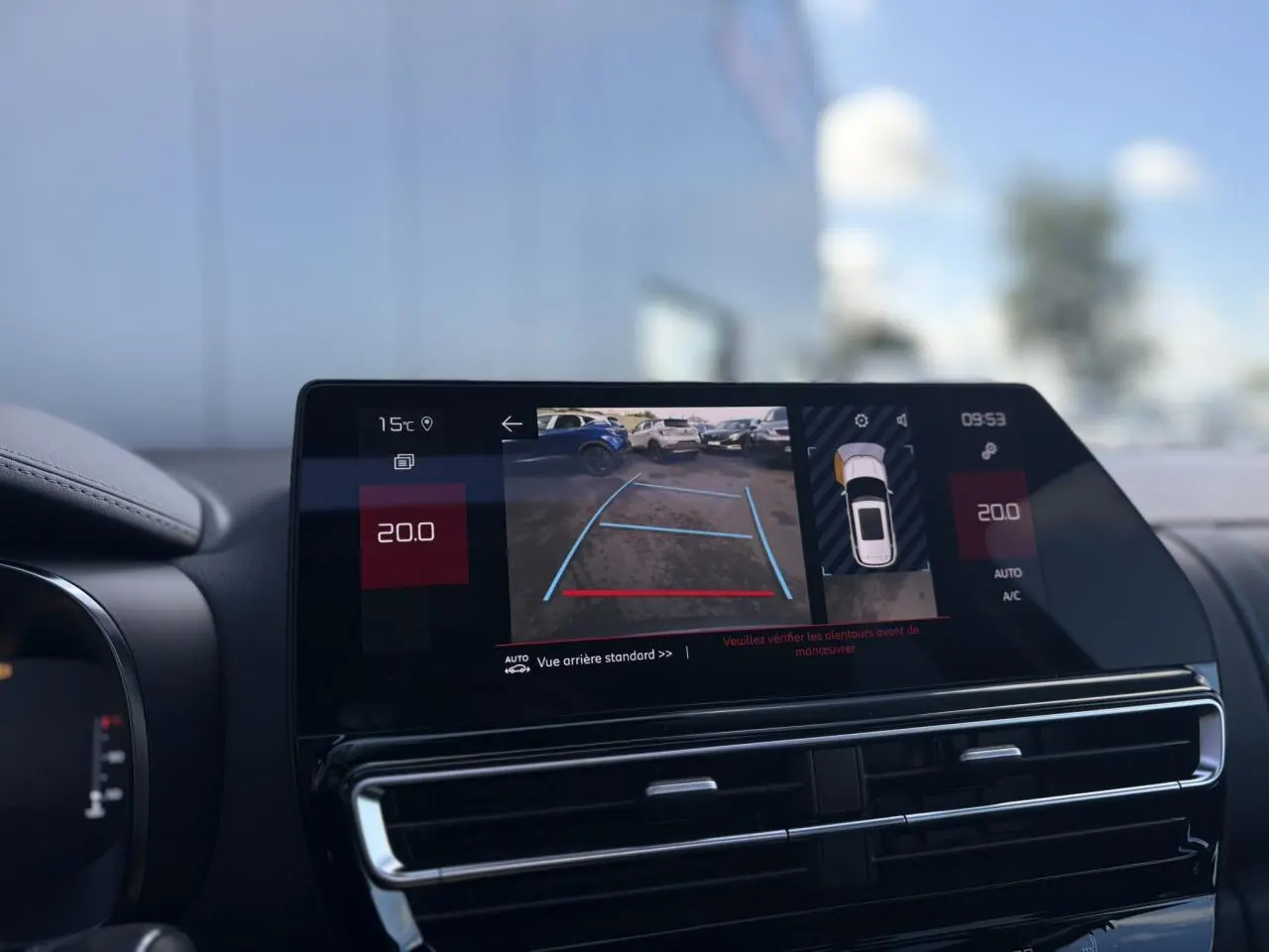Vue intérieure du tableau de bord du Citroën C5 Aircross 2025, écran tactile affichant la caméra de recul et la température à 20°C.