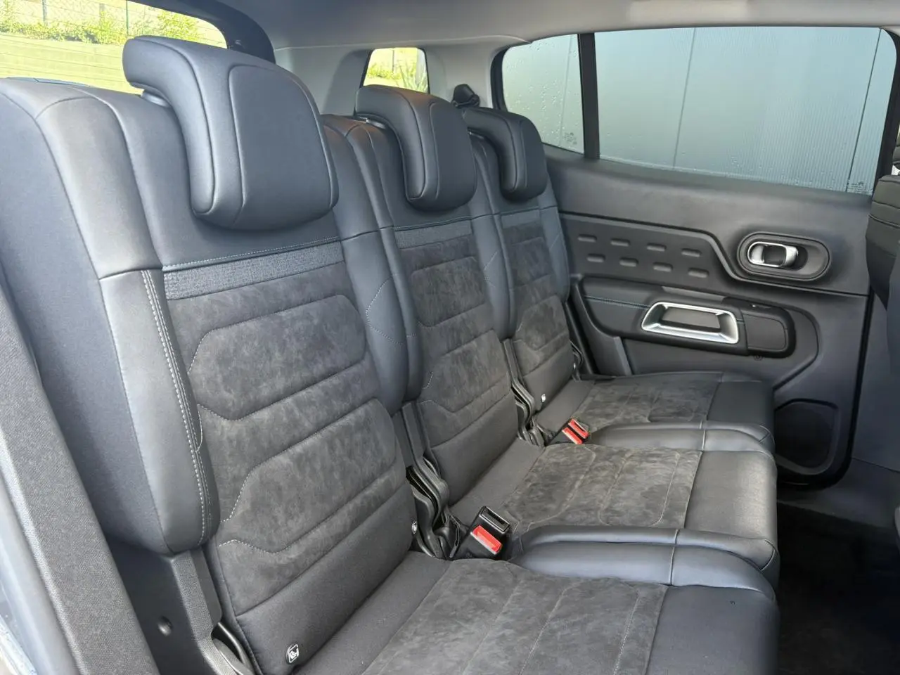 Vue latérale droite des sièges arrière noirs en Alcantara et tissu effet cuir du Citroën C5 Aircross 2025.