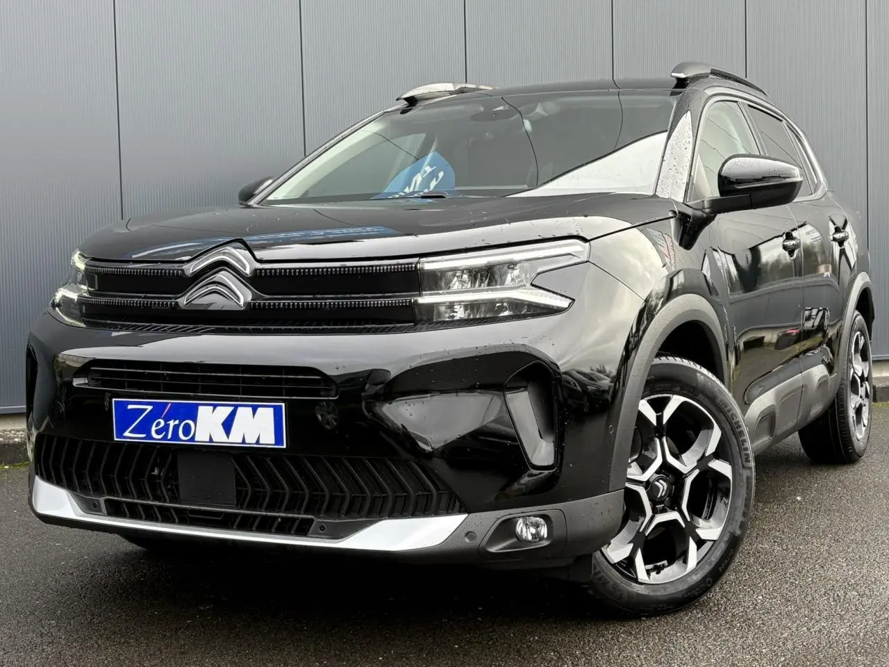 Vue 3/4 avant droite du Citroën C5 Aircross noir Perla avec jantes alliage bi-ton et toit ouvrant panoramique.