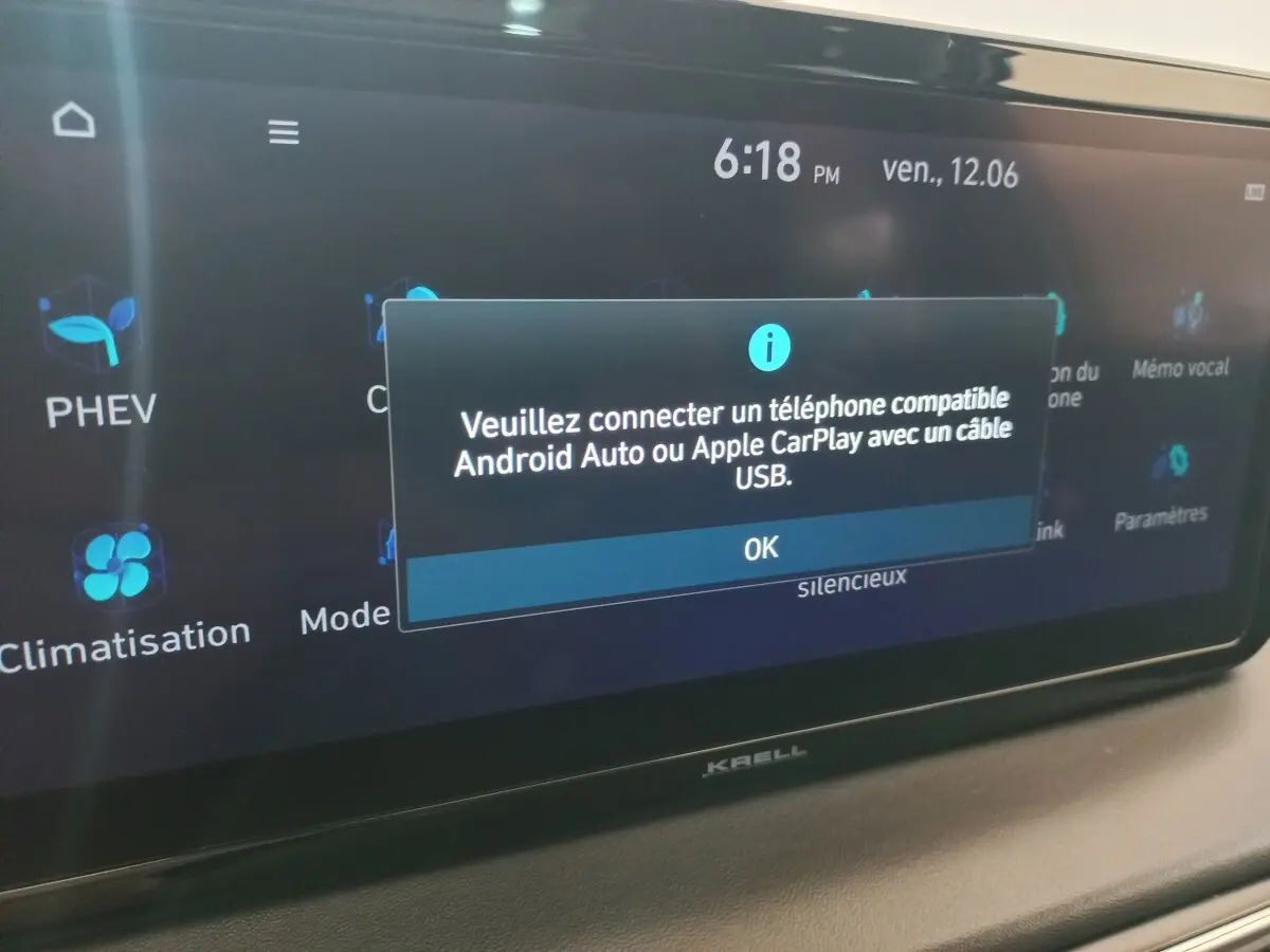 Écran tactile central du Hyundai Santa Fe gris clair, affichant un message de connexion Android Auto/Apple CarPlay.