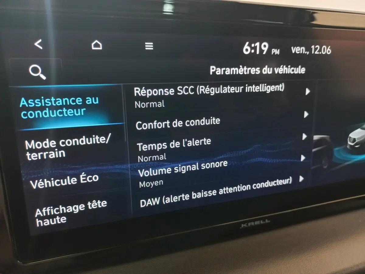 Écran tactile intérieur du Hyundai Santa Fe hybride 2021 montrant les paramètres d’assistance au conducteur.