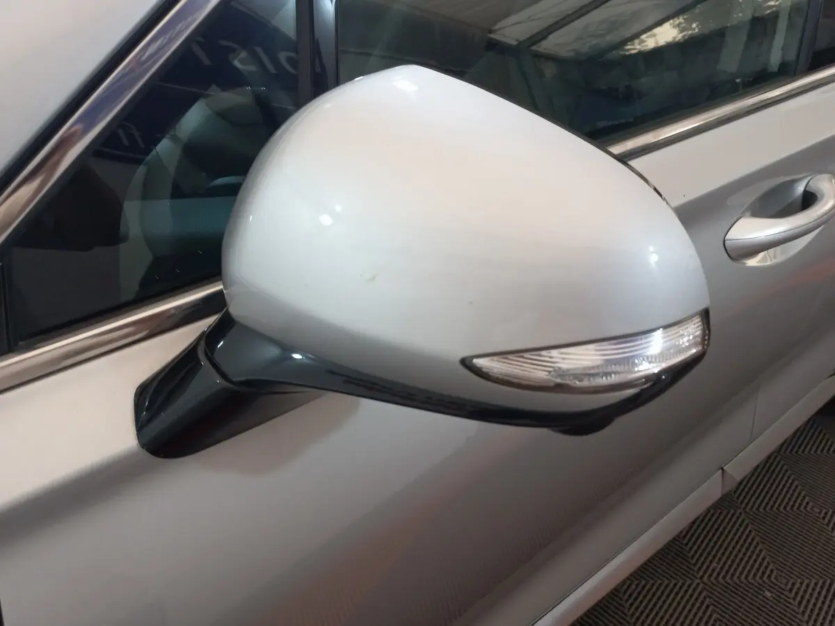 Rétroviseur droit gris clair du Hyundai Santa Fe 2021 hybride rechargeable, avec clignotant intégré visible en gros plan.