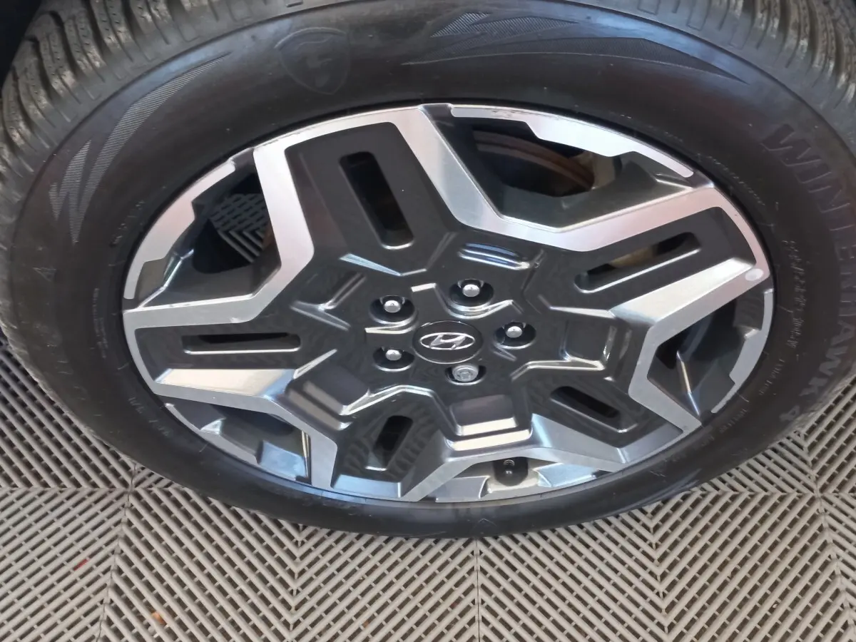 Gros plan sur la jante alliage grise au design géométrique du Hyundai Santa Fe hybride rechargeable 2021.