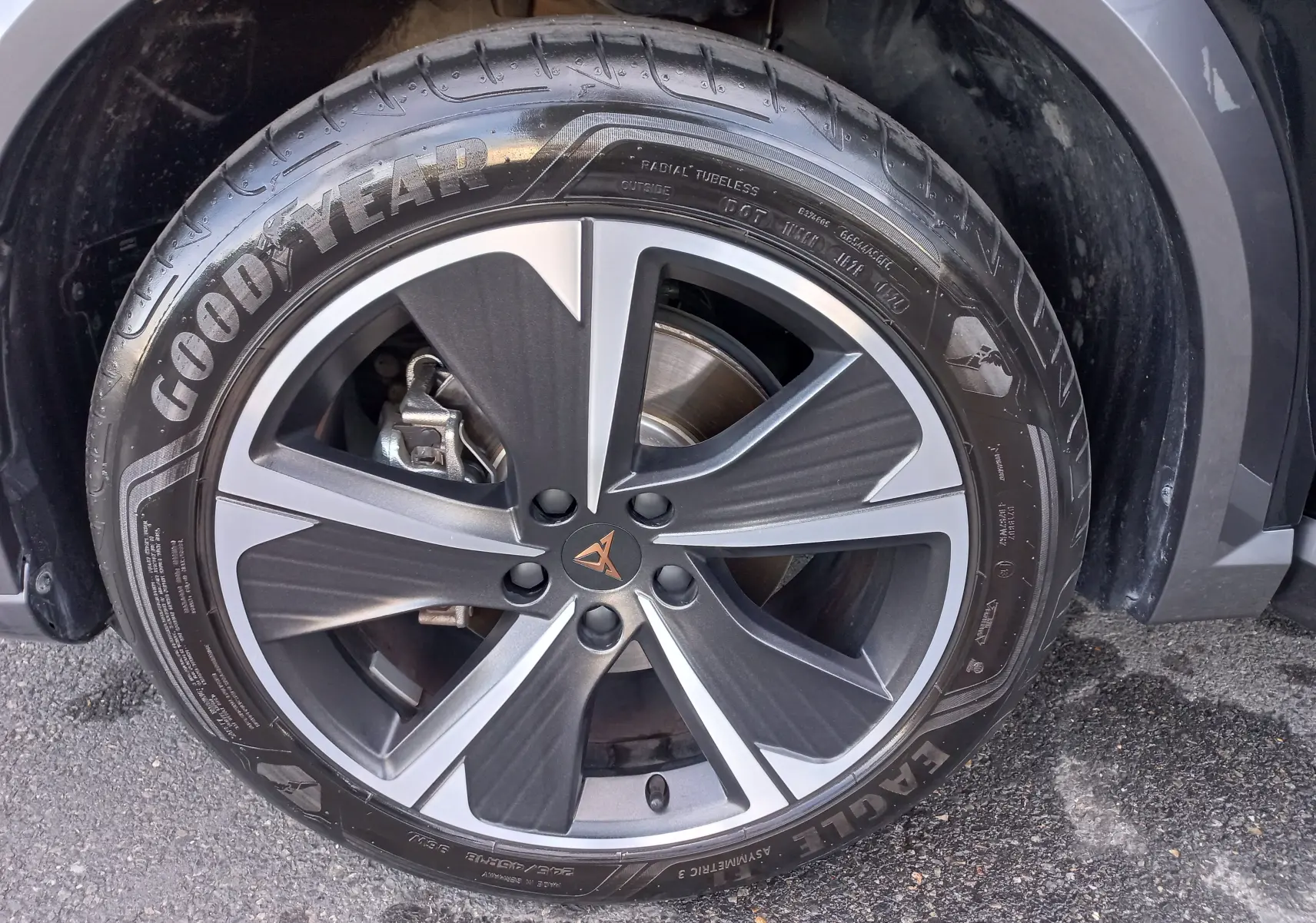 Gros plan sur la jante alliage 18'' Performance Aero de la CUPRA Formentor noir minuit, pneu Goodyear visible.