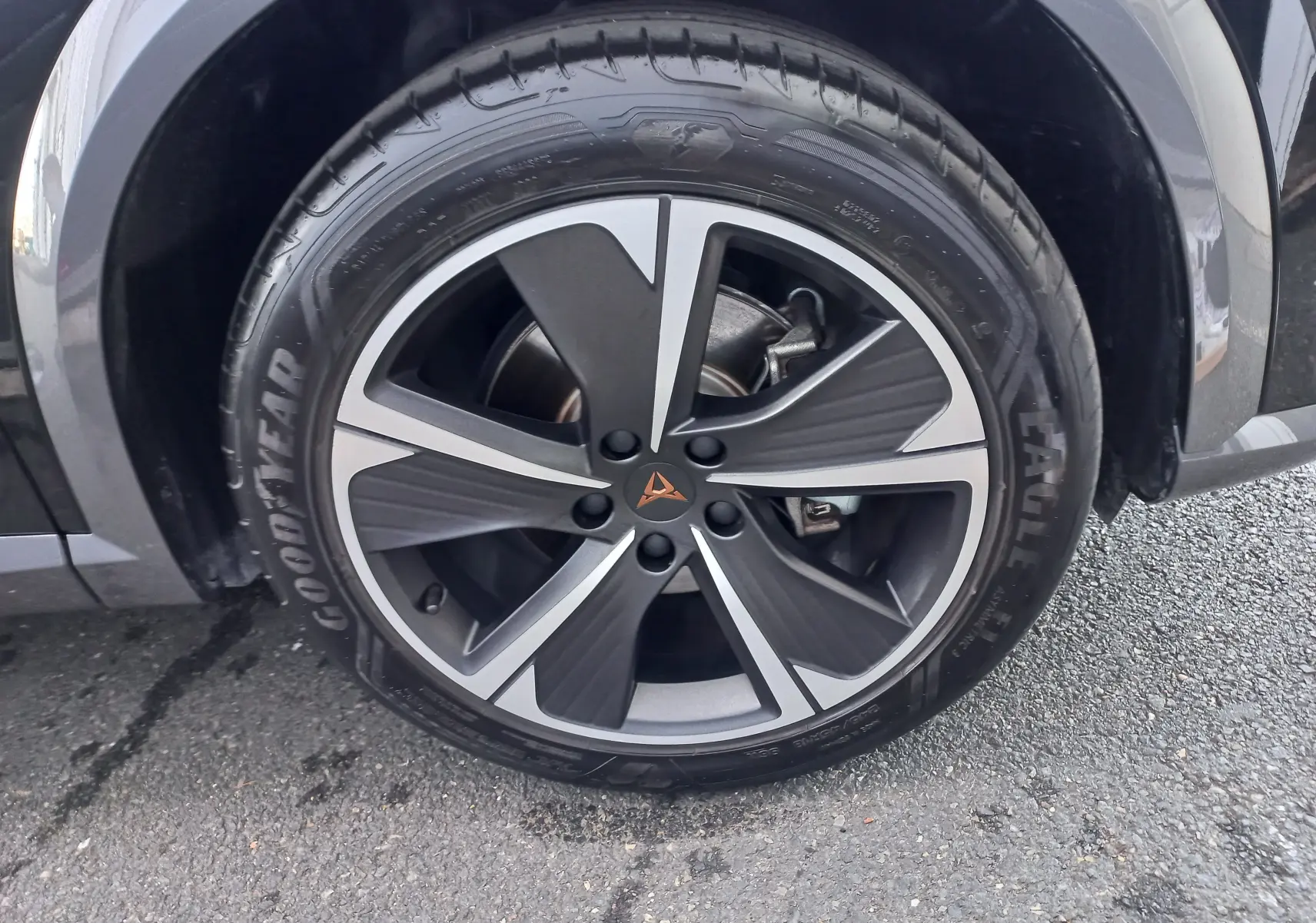 Gros plan sur la jante 18'' Performance Aero noire et grise du CUPRA Formentor 1.4 e-HYBRID 2024 noir minuit.