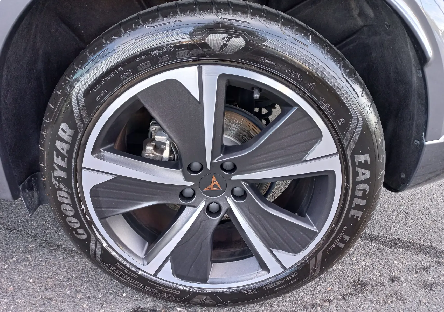 Gros plan sur la jante alliage 18'' Performance Aero du CUPRA Formentor noir minuit, avec pneu Goodyear Eagle visible.