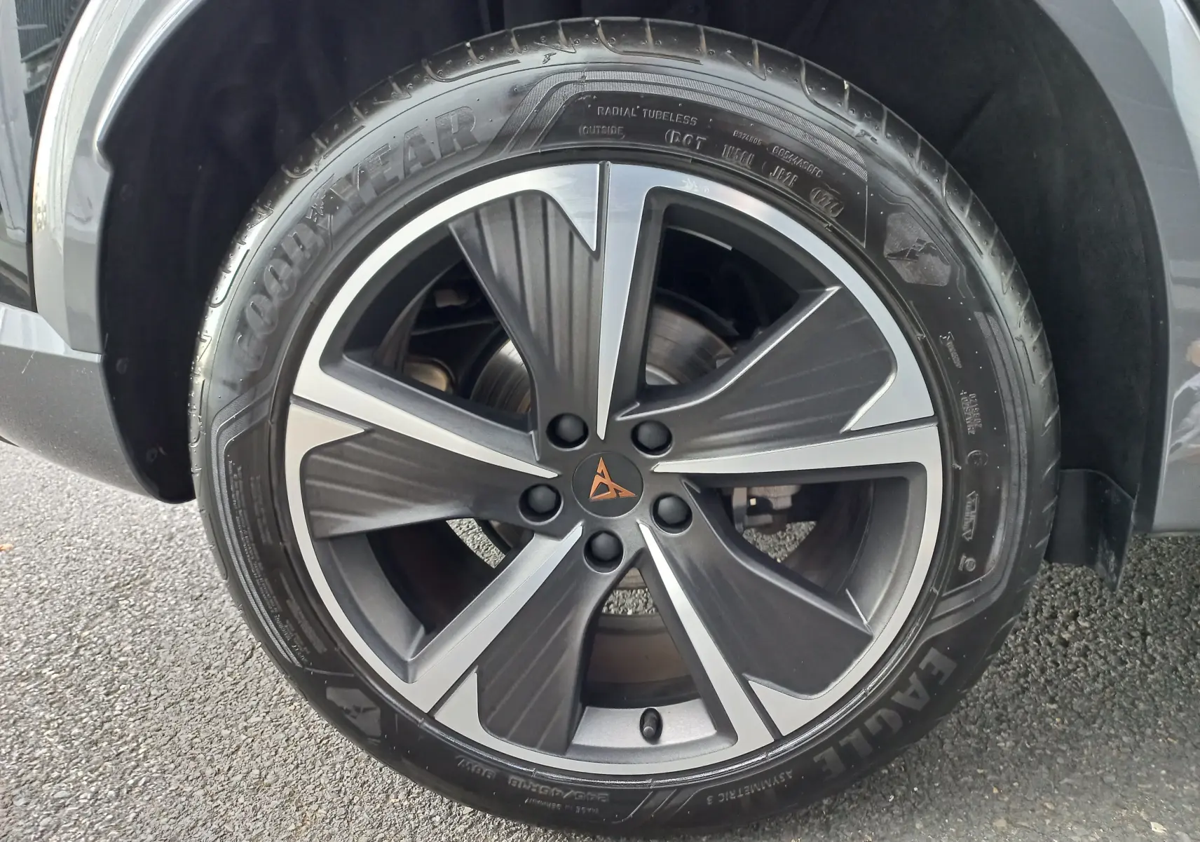 Gros plan sur la jante alliage 18'' Performance Aero du CUPRA Formentor noir minuit, avec pneu Goodyear Eagle visible.