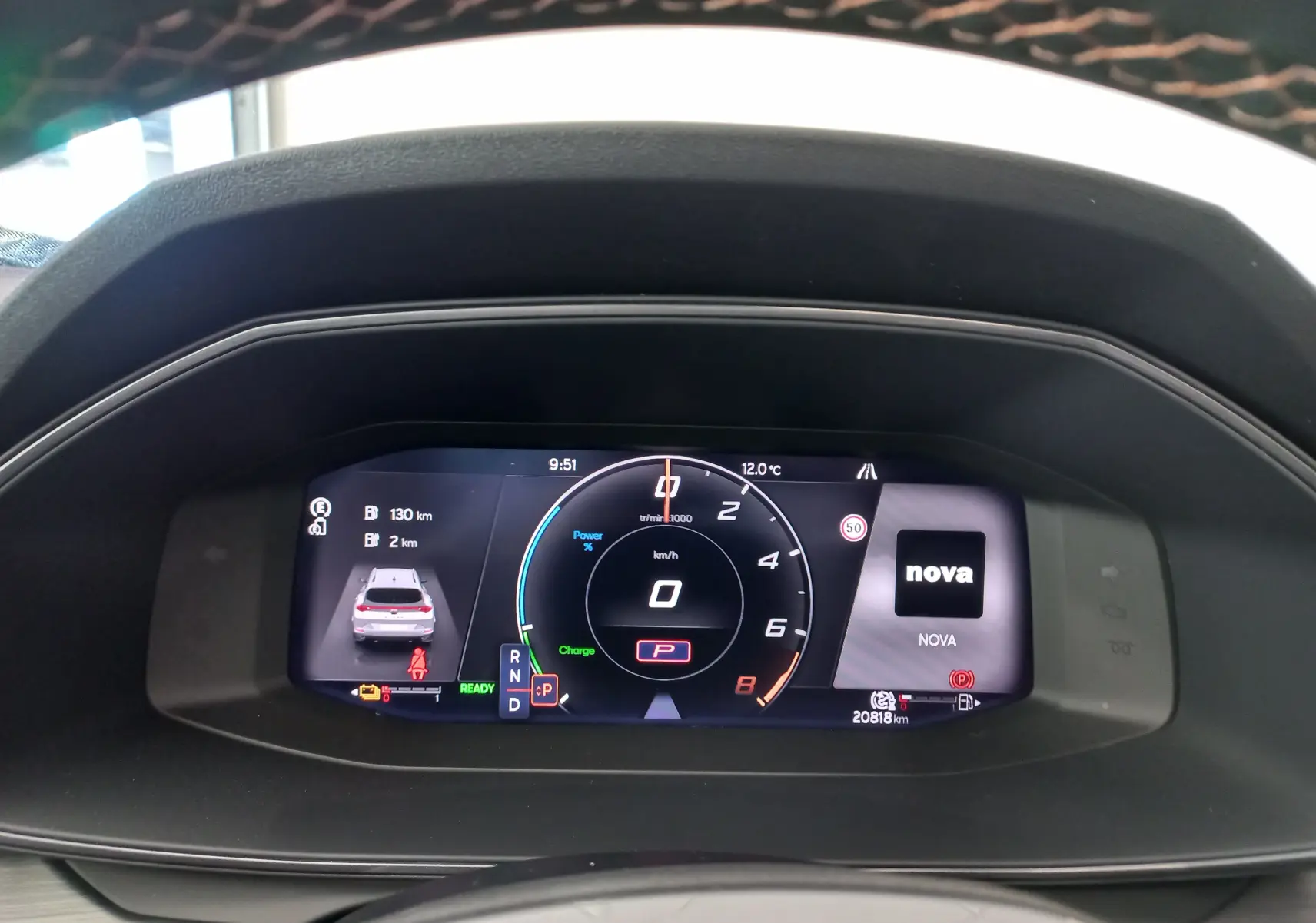 Vue du tableau de bord numérique du CUPRA Formentor 1.4 e-HYBRID 2024, affichant l'interface de conduite et les alertes.