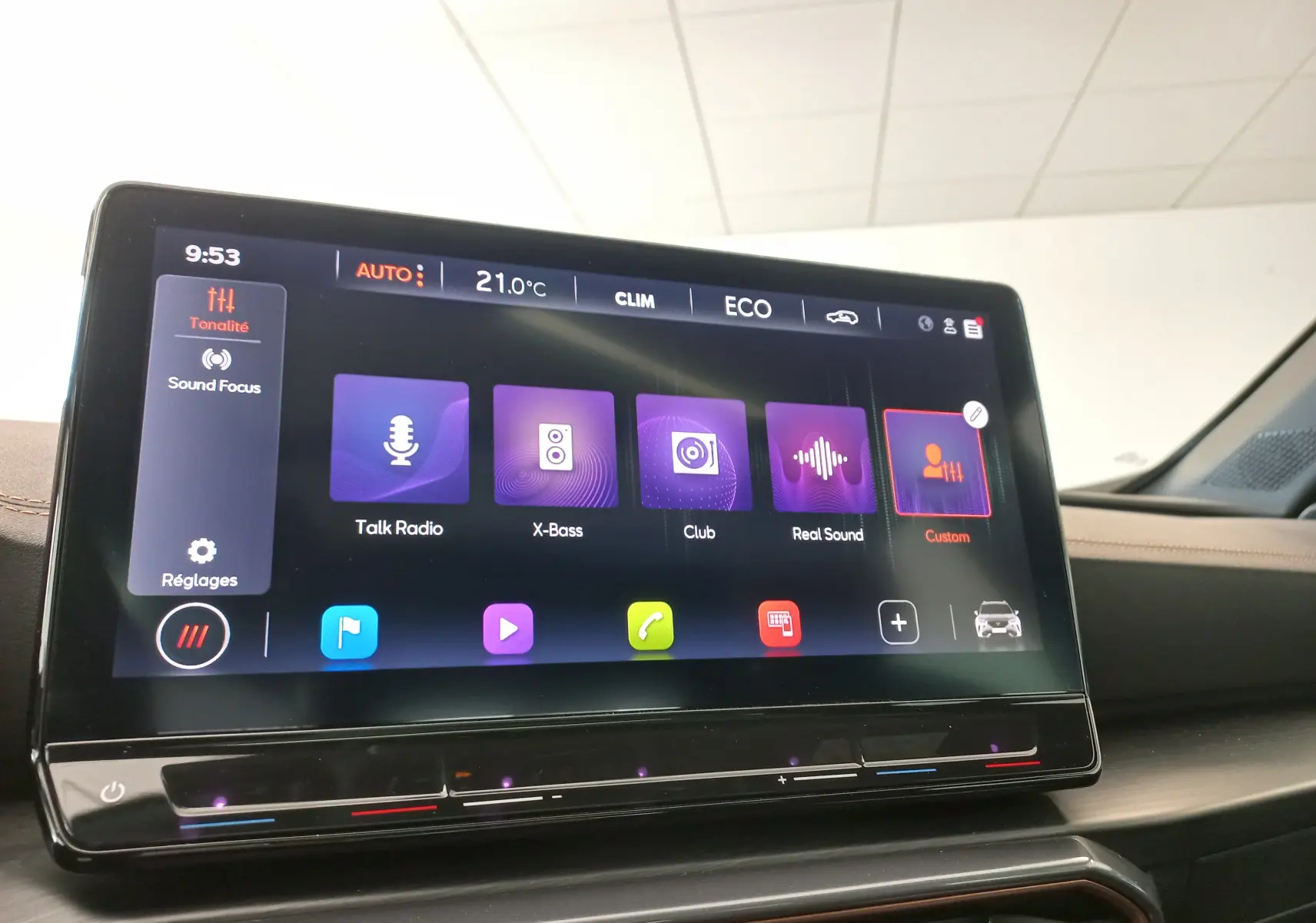 Écran tactile central de la CUPRA Formentor 1.4 e-HYBRID 2024 affichant les réglages audio avec interface moderne.