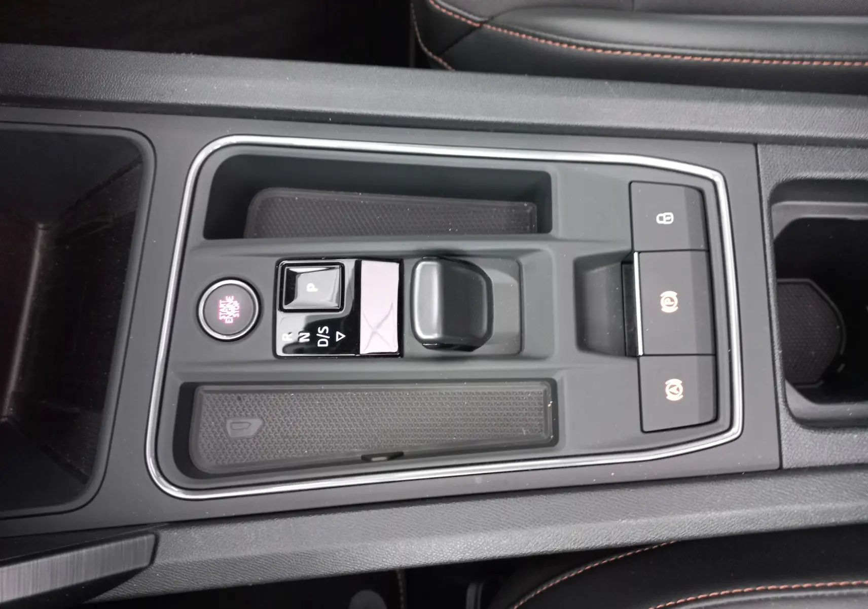 Vue rapprochée de la console centrale du CUPRA Formentor 1.4 e-HYBRID 2024 avec levier de vitesses et boutons lumineux.