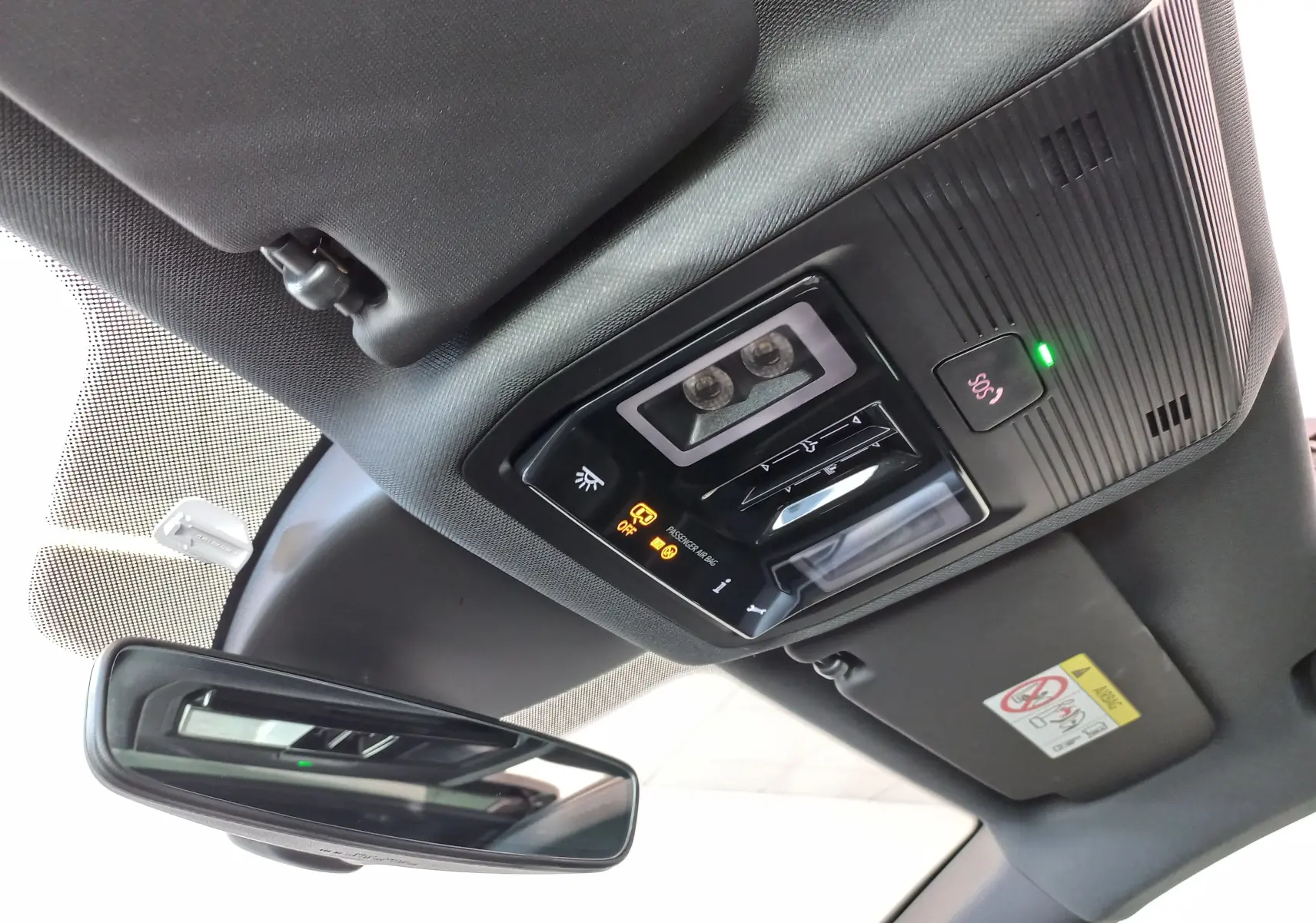Vue intérieure du plafonnier et du rétroviseur d’un CUPRA Formentor 1.4 e-HYBRID 2024 avec toit panoramique noir.
