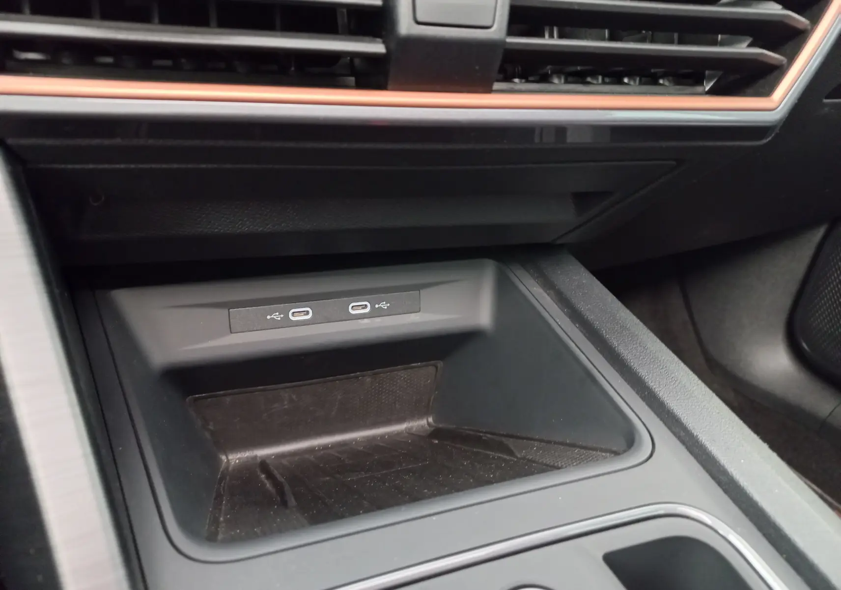 Gros plan sur la console centrale noire du CUPRA Formentor 2024, avec deux ports USB-C et un espace de rangement.