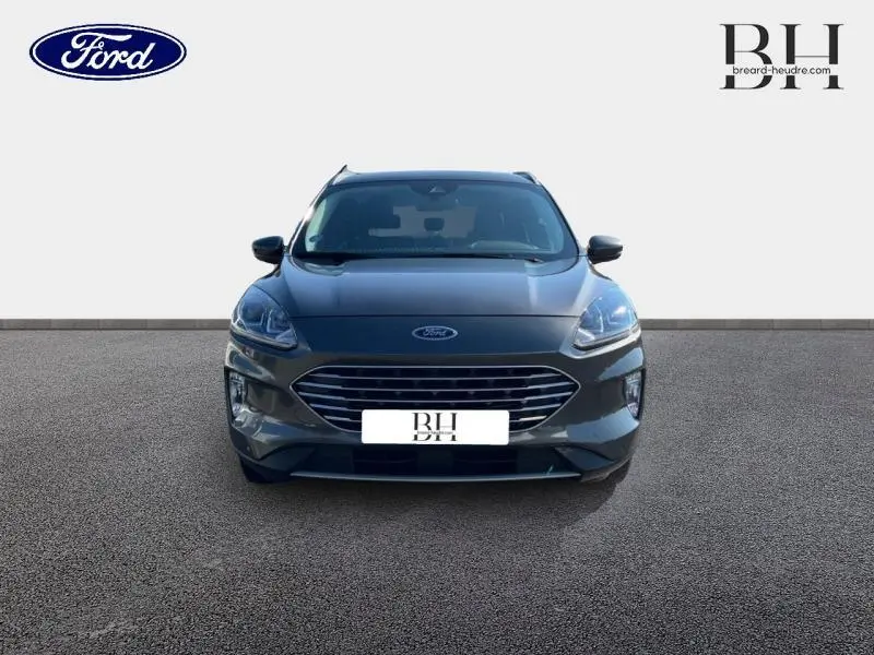 Vue de face d'un Ford Kuga gris Magnetic métallisé avec calandre large et phares LED distinctifs.