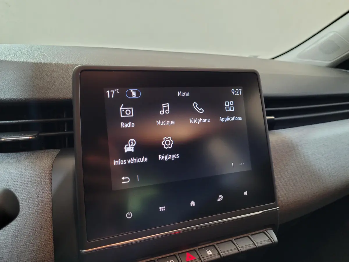 Écran tactile central allumé de la Renault Clio gris foncé 2025, affichant menu radio et téléphone.