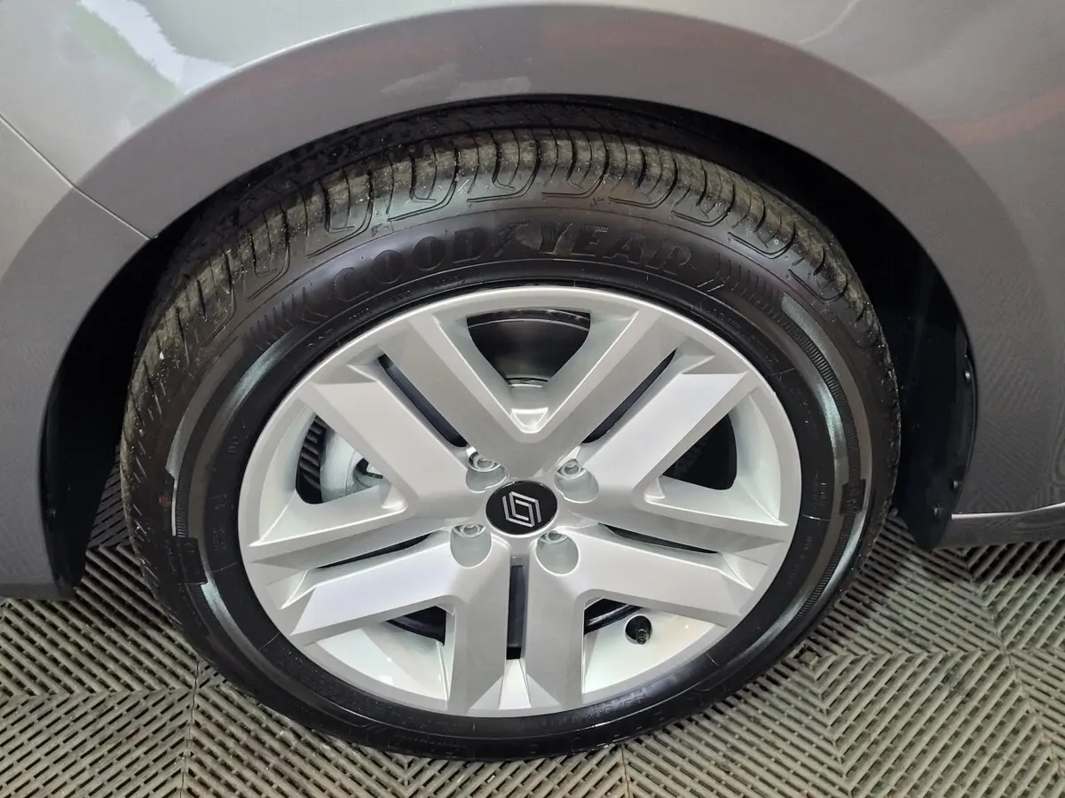 Gros plan sur la roue avant droite grise d'une Renault Clio 2025 avec jante alliage et pneu Goodyear.