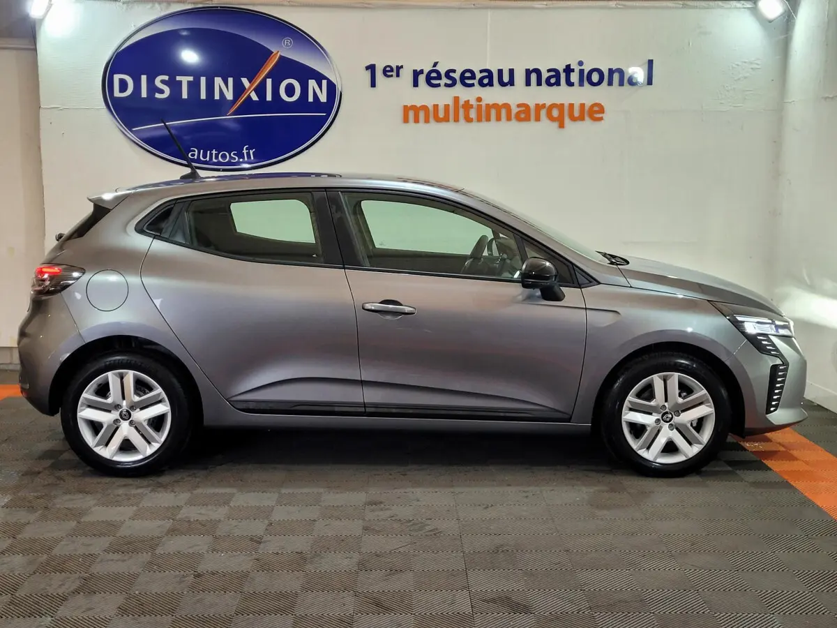 Profil droit d'une Renault Clio gris foncé 2025 Evolution Blue dCi 100, avec feux LED et jantes alliage.