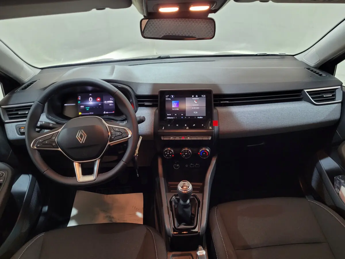 Intérieur de la Renault Clio Evolution Blue dCi 100 2025, vue frontale du tableau de bord et volant cuir noir.