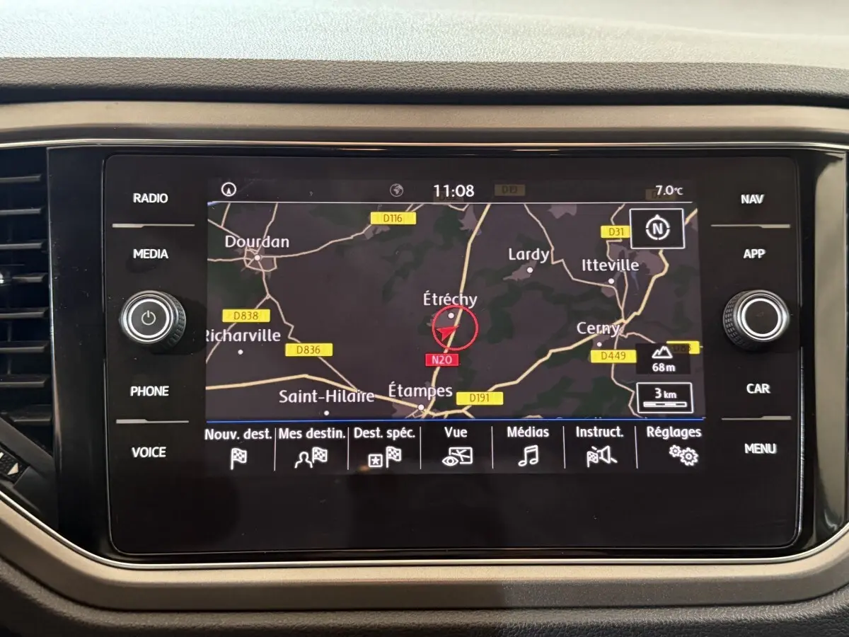 Écran tactile central du Volkswagen T-Roc noir 2020 affichant la navigation GPS en mode carte.