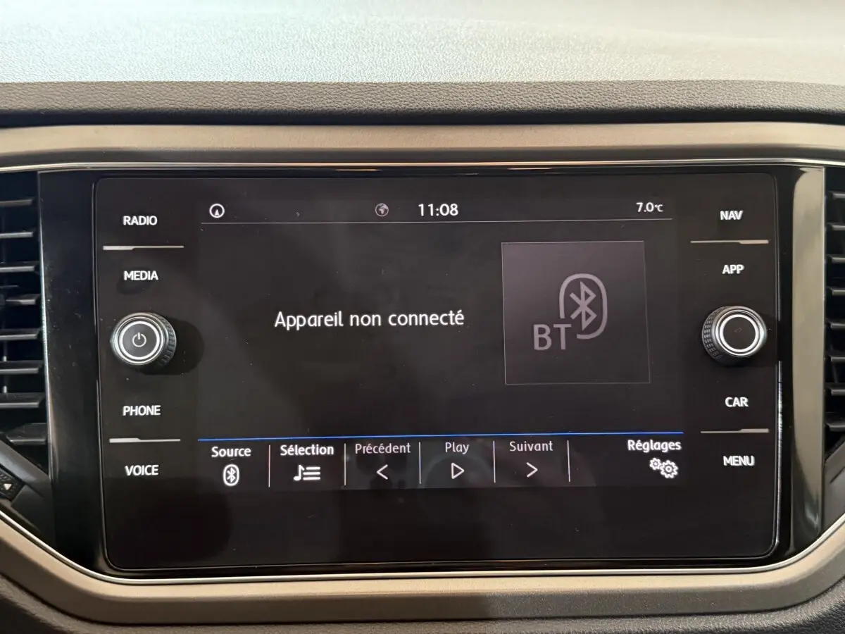 Écran tactile central du tableau de bord du Volkswagen T-Roc noir 2020 affichant "Appareil non connecté" en Bluetooth.