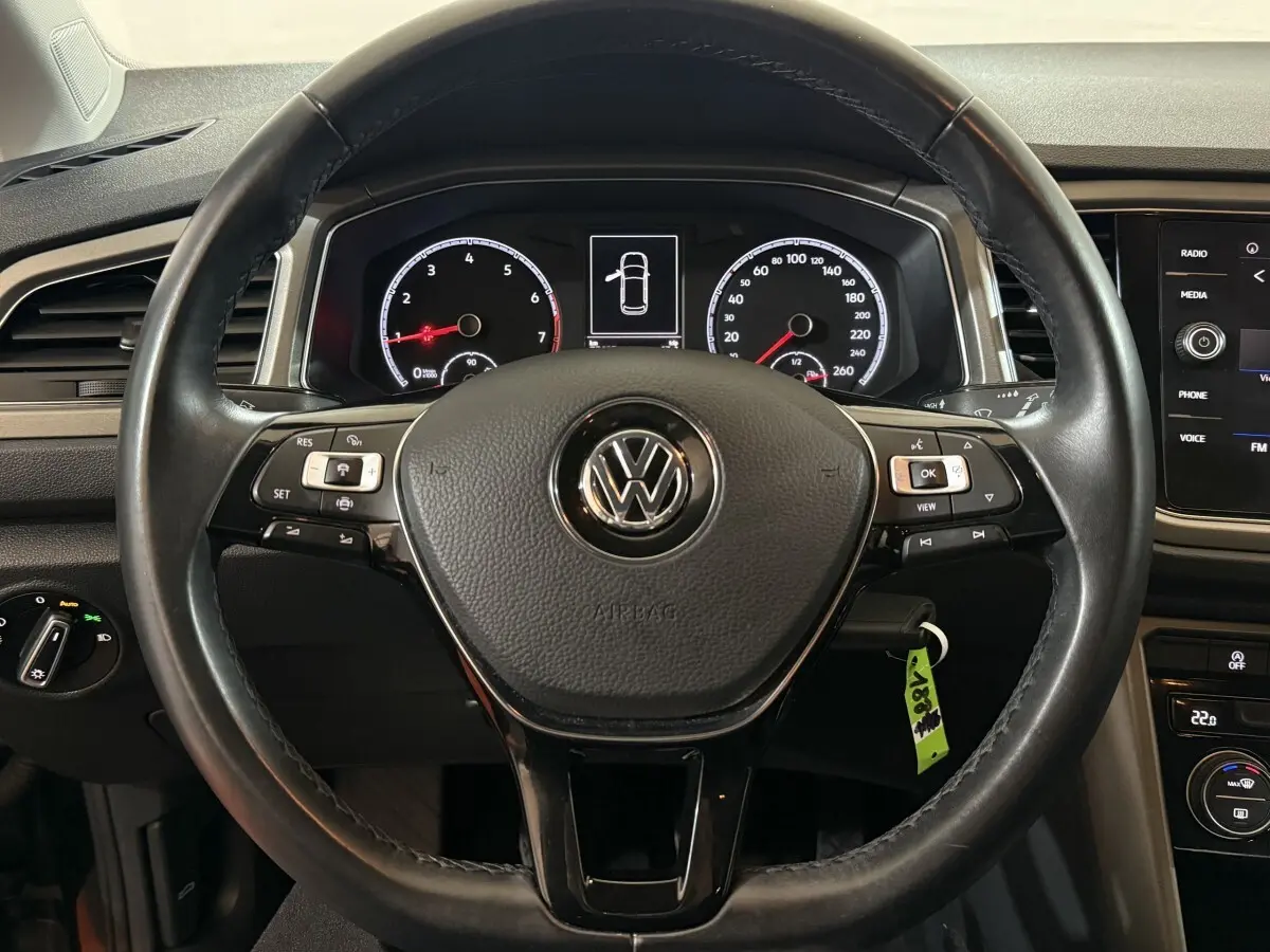 Vue centrée sur le volant cuir noir du Volkswagen T-Roc 2020 avec tableau de bord numérique et commandes multifonctions.