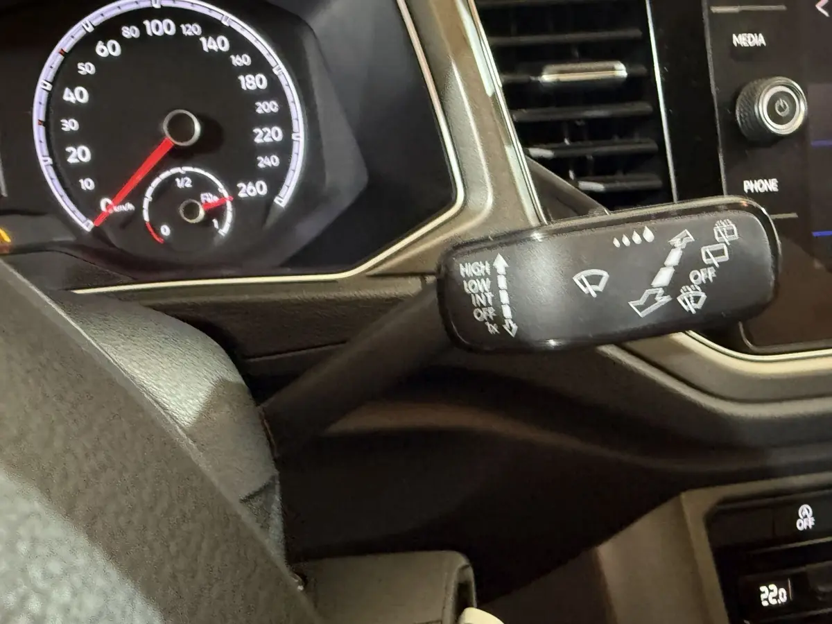 Gros plan sur la manette d'essuie-glace et le compteur du tableau de bord du Volkswagen T-Roc noir 2020.