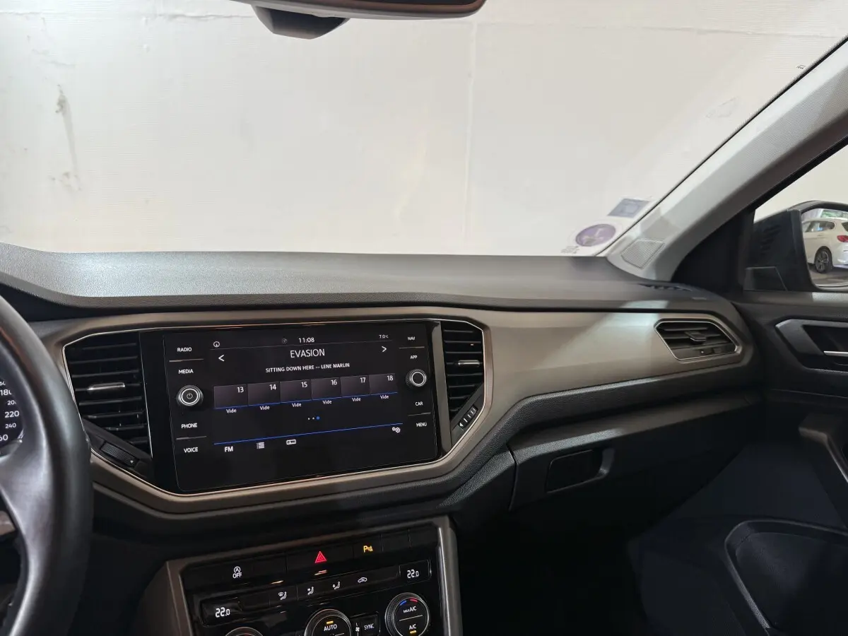 Tableau de bord et écran tactile 8 pouces du Volkswagen T-Roc noir, vue intérieure côté passager.