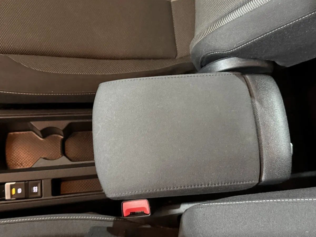 Accoudoir central noir et console centrale du Volkswagen T-Roc 1.0 TSI 115 Lounge Business 2020 vue de dessus.